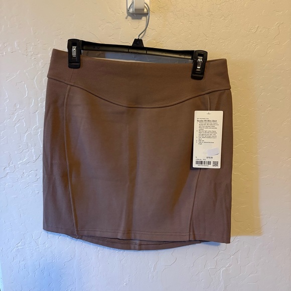 Lululemon Scuba High-Rise Mini Skirt. NWT Sz Large
Taupetastic. - Picture 1 of 4